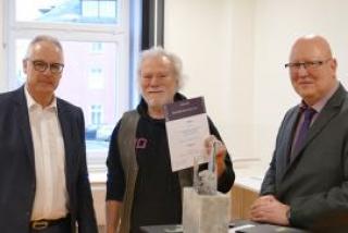 Preisverteilung Kunstwettbewerb der Gewoba Nord . 2. Preis für Helmut R. Klein jpg